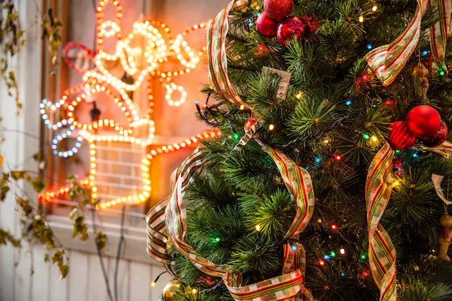 bring-the-holidays-home-with-the-perfect-artificial-christmas-tree-a-guide-to-finding-the-right-tree-and-accessories-for-your-home
