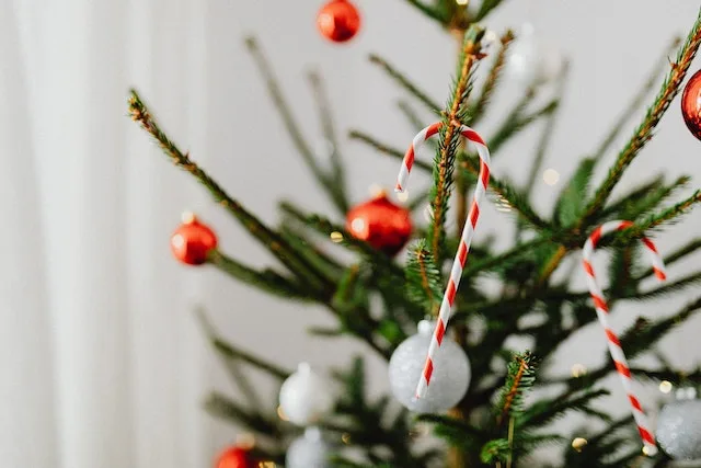 gorgeous-greenery-for-the-holidays-how-to-choose-the-right-7-foot-artificial-christmas-tree