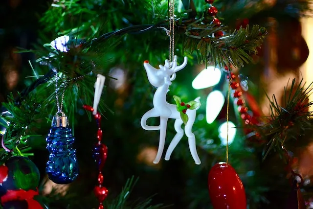how-many-ornaments-do-you-need-for-6-foot-artificial-christmas-trees